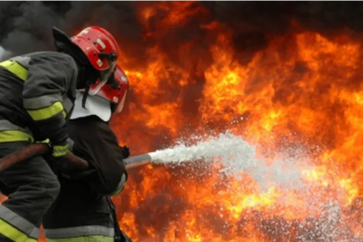 România trimite salvatori în lupta cu focul! 40 de pompieri pleacă de urgență în Franța