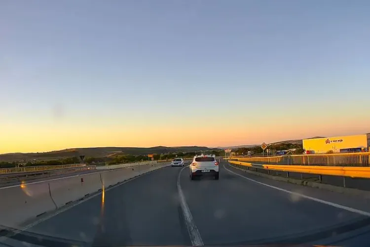 VIDEO S-a trezit cu el în față! Un Volkswagen a intrat pe contrasens în zona podului de la Vama Cluj, provocând panică în trafic
