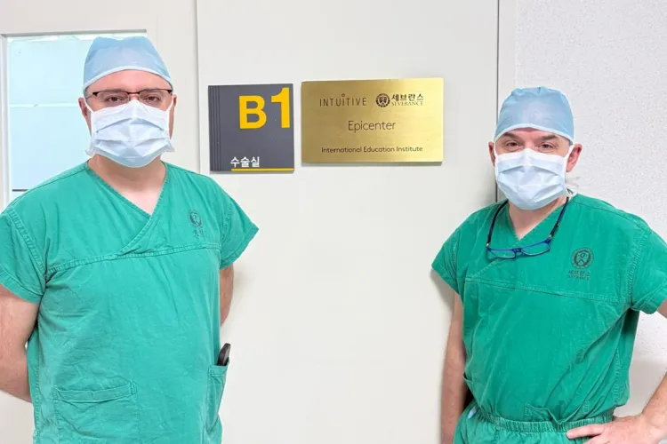 Doi medici aplică la Cluj tehnici revoluționare de chirurgie robotică și planificare 3D, învățate în Coreea de Sud. Rezultatul: operații mai scurte