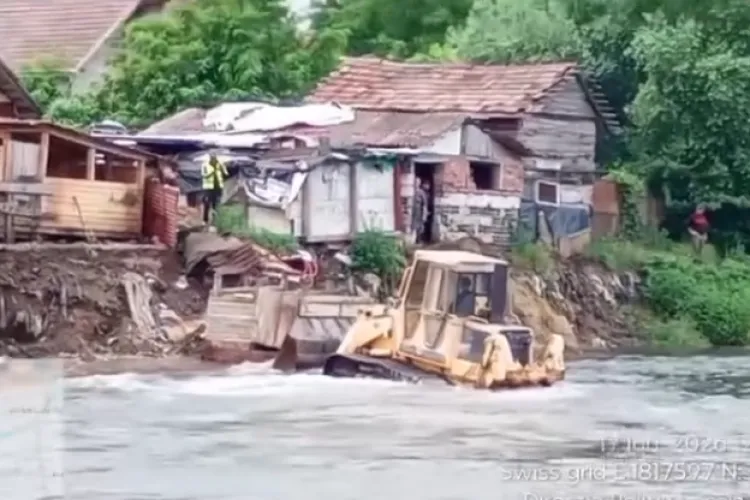 VIDEO. Lupta dură cu gunoaiele în Florești: Locuințele improvizate ale romilor demolate, 700 de tone de gunoaie ridicate! Pivariu: „Nu ne oprim!”