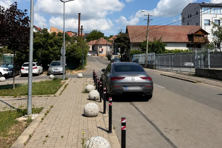 Un șofer „șmecher” din Cluj-Napoca și-a lăsat mașina parcată în drum: „Eu știam că fierul ăsta foarte scump are mulți senzori și camere”