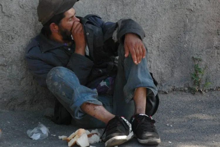 Pericol în centrul Clujului! Șoferii din Cluj-Napoca, nevoiți să ocolească un cerșetor printre mașini: „Trebuie ocolit să nu îl lovești cu mașina”
