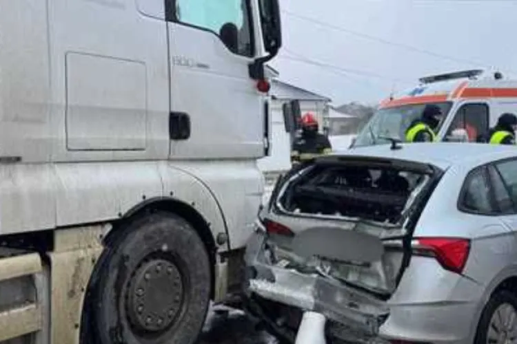 Mobilizare de urgență în Cluj! Trei oameni au avut nevoie de îngrijiri după un accident intre o mașină și un un TIR
