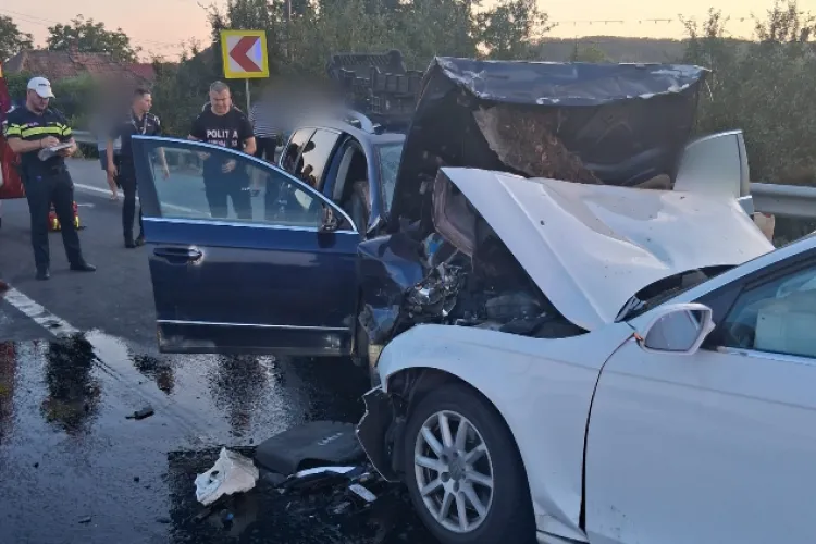 Accident grav în Cluj! Două persoane au rămas încarcerate după impactul dintre două mașini