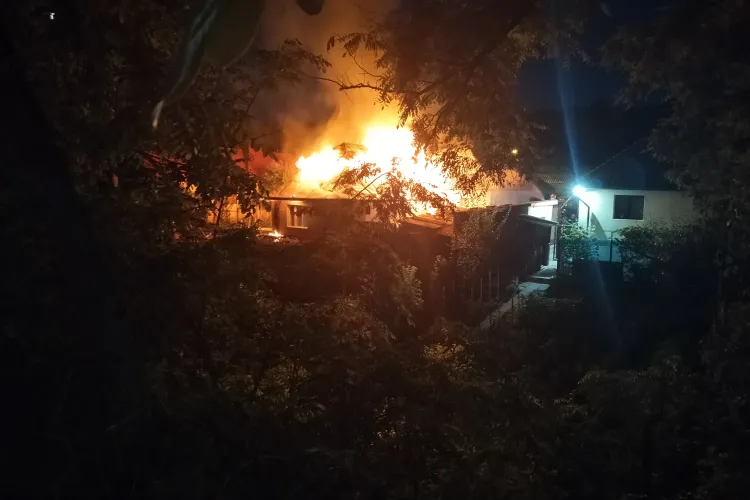 Incendiu de proporții: Două case au luat foc, iar flăcările s-au extins de la una la alta. O clujeancă a făcut atac de panică. Cauza: Scurtcircuit!