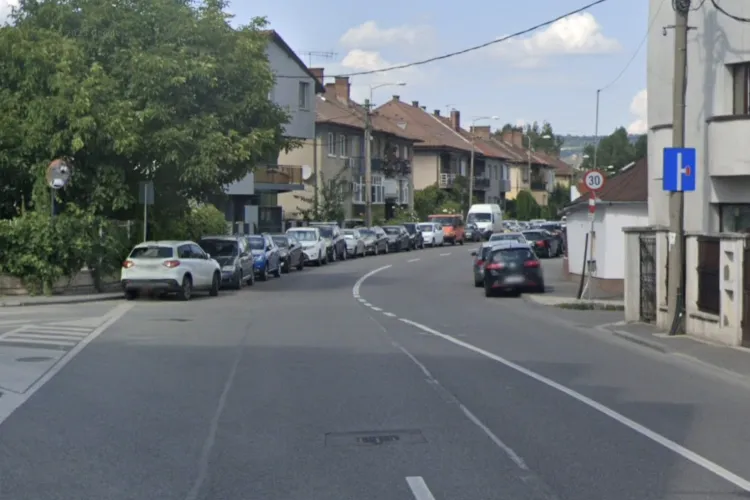 Pericol ignorat lângă un parc din Cluj! Oamenii traversează prin trafic ca să intre, dar trecerea de pietoni lipsește cu desăvârșire: „Multă lume trece!”
