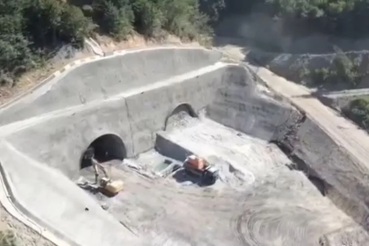 VIDEO. Autostrada Sibiu – Pitești prinde contur! Se lucrează simultan la 9 viaducte și 3 tuneluri. 650 de muncitori și 200 de utilaje lucrează simultan