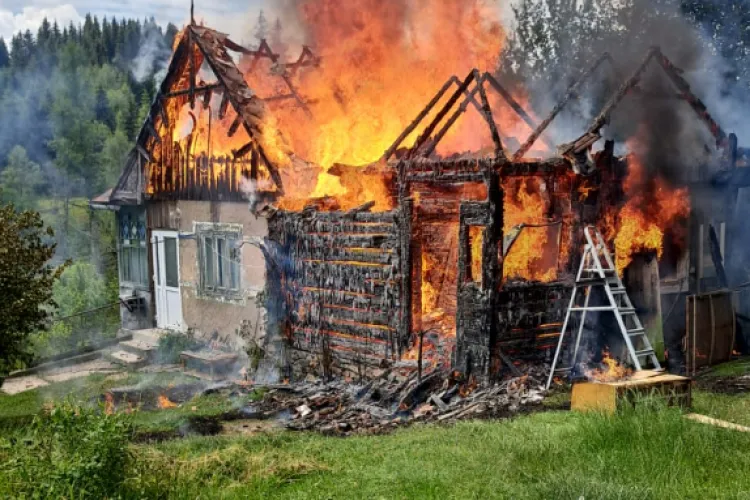 Incendiu de proporții la Cluj: O casă a luat foc și a ars în întregime. Pericol maxim de explozie din cauza buteliilor din interior- FOTO