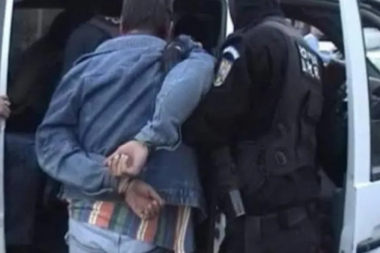 Un clujean a bătut doi polițiști în timp ce era cu cătușele la mâini: Unuia i-a dat un cap în gură, iar celuilalt un picior. A fost arestat pentru ultraj