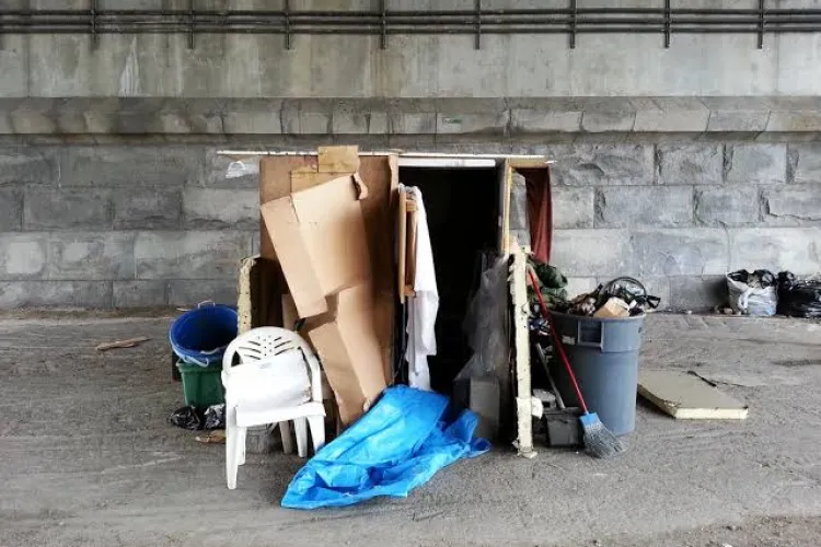 Clujenii, terorizați lângă o trecere de cale ferată din oraș: „Comportament agresiv față de trecători și disconfort olfactiv sever