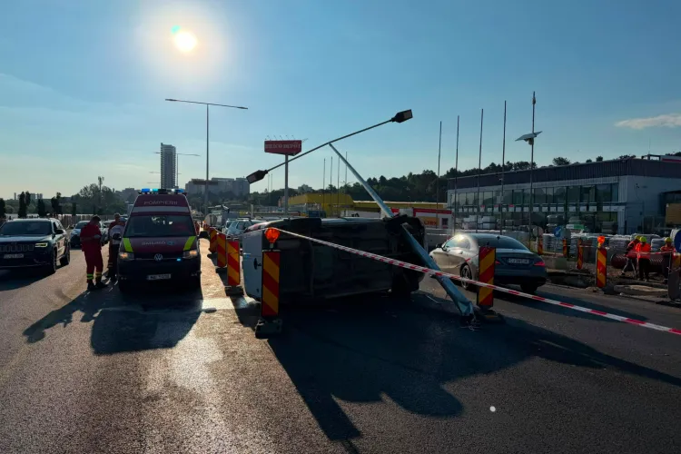 VIDEO. Accident...miraculos la intrarea în Cluj! Un tânăr a spulberat un stâlp de electricitate, s-a răsurnat cu mașina și nu a pățit NIMIC! A avut zile!