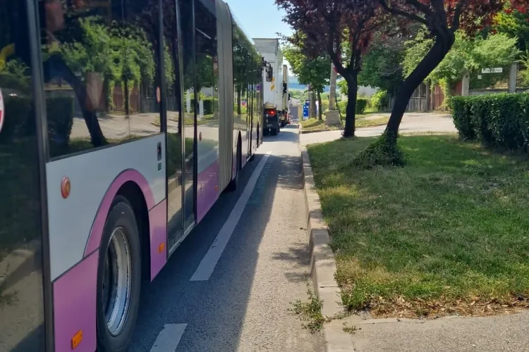 Pista de biciclete de pe Coposu, un pericol zilnic: Tiruri și autobuze la câțiva centimetri de bicicliști, iar șoferii stau pe telefon și ies pe bandă