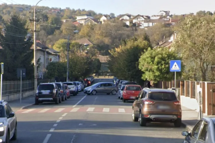 Clujenii de pe strada Oasului nu mai pot dormi: Gurile de canal produc zgomot infernal la fiecare mașină și problema e veche de luni de zile