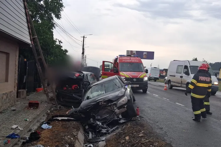 Accident la intrare în Gilău, spre Florești, acum. O mașină a intrat frontal în alta parcată în afara drumului. Trei persoane, evaluate de echipajele SMURD
