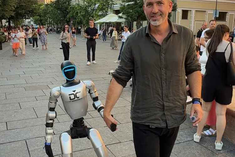 VIDEO. Uimitor! Cum au reacționat clujenii când un robot umanoid a început să „se plimbe” printre ei în cadrul unui experiment social unic