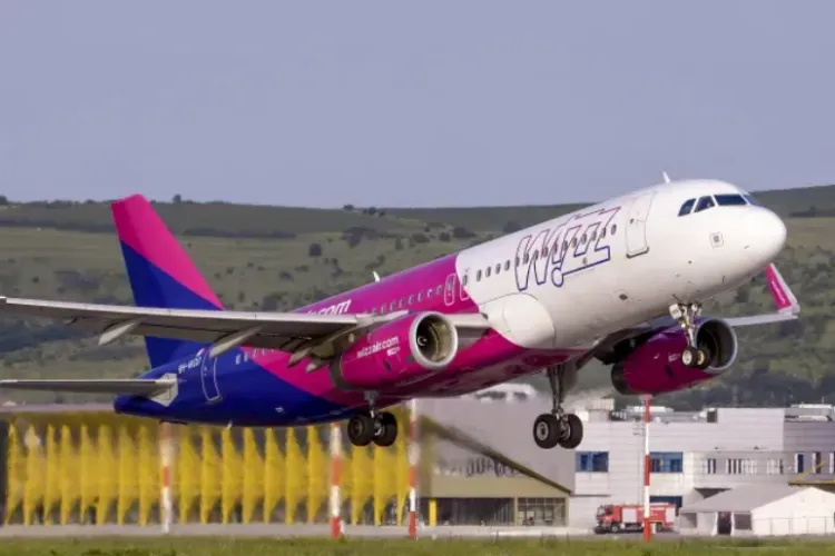 Un avion a aterizat de urgență  pe Aeroportul Cluj după ce a lovit o pasăre în zbor. Aeronava WizzAir decolase de la Sibiu și mergea spre Madrid