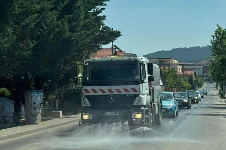 Floreștiul luptă cu valul de caniculă! Străzile principale sunt udate pentru a reduce efectul de „insulă de căldură” și disconfortul termic