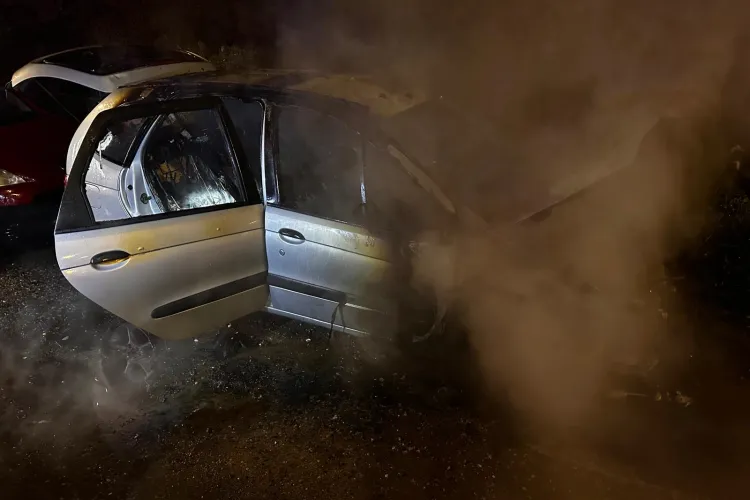 Incendiu devastator: O mașină a luat foc și a ars în întregime. Pompierii clujeni: „Există riscul să ia foc și mașina de lângă”