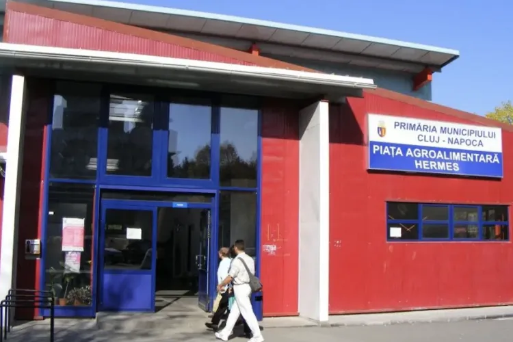 Dezastru total în această piață din Cluj-Napoca: Aparatul de reciclat, sabotat în fiecare dimineață, și containerele de haine, jefuite lună de lună!