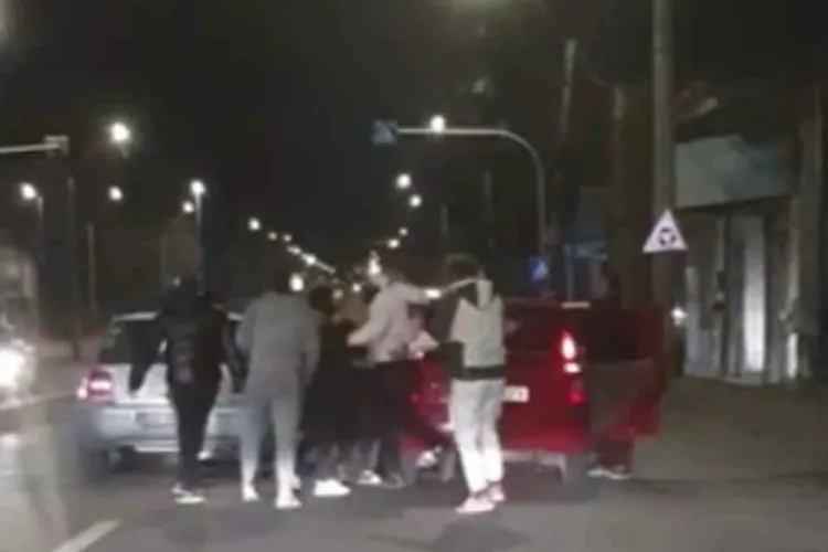 Bătăie cruntă între smardoi în Apahida: 9 clujeni, inclusiv un minor, s-au bătut în așa hal, încât patru au ajuns la spital. Doi bătăuși au fost duși la au