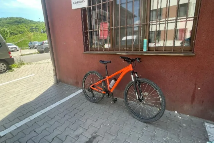 Bicicletă furată din fața parkingului, în Mănăștur. Apel către clujeni: „Vă rugăm ajutați-ne să o recuperăm. 10 minute a fost nesupravegheată”