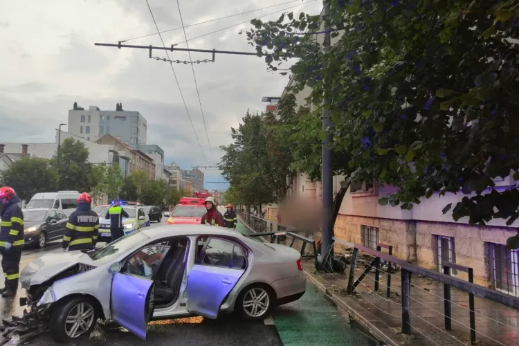 Accident grav pe Bulevardul 21 Decembrie 1989 din Cluj-Napoca. O femeie a rămas încarcerată și a fost extrasă cu dificultate. Are multiple traumatisme