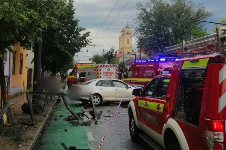 Cum s-a produs accidentul de pe Bulevardul 21 Decembrie 1989 din Cluj-Napoca: Șoferița ar fi pierdut controlul volanului și a intrat într-un gard metalic