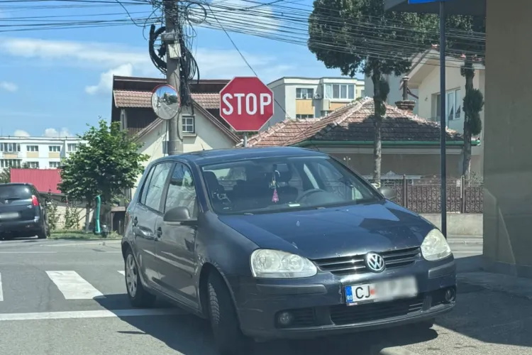 Tupeu incredibil în Cluj-Napoca! Un șofer și-a lăsat mașina parcată chiar în intersecție și pe trotuar