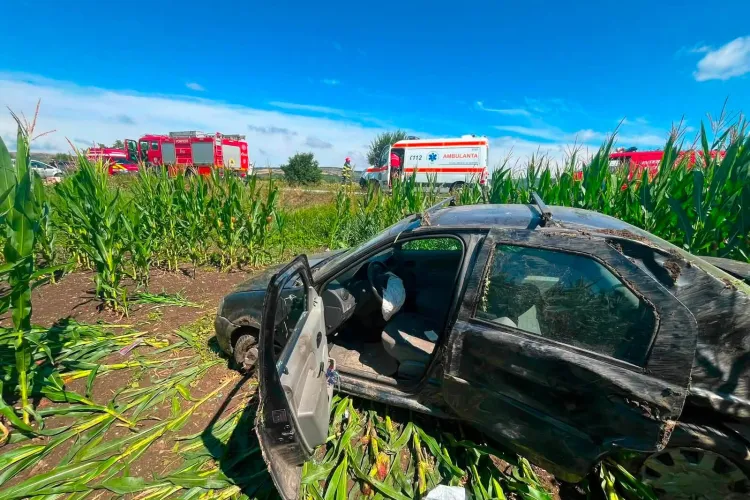 FOTO. Accident grav! Un bărbat de 76 de ani a rămas încarcerat după ce a ieșit cu mașina de pe șosea