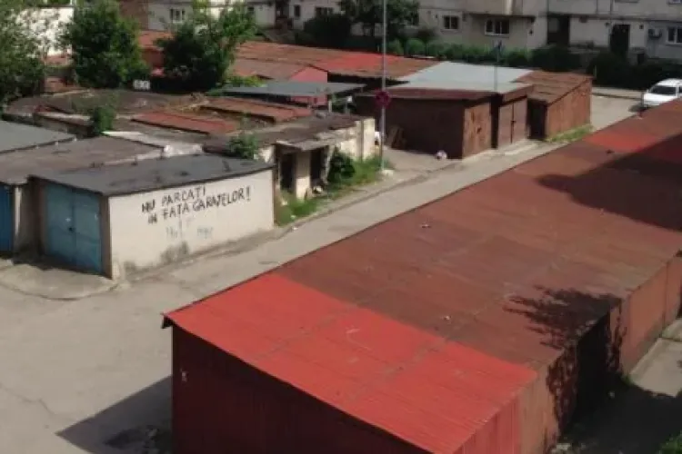 Mizerie și nemulțumiri pe o stradă din Cluj-Napoca! Clujenii reclamă că un garaj a devenit „casă” pentru mai multe persoane
