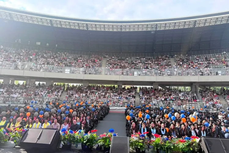 VIDEO La absolvire, rectorul UBB Cluj le-a „predat” miilor de studenți o ultimă lecție: Ce să faceți ca să fiți fericiți