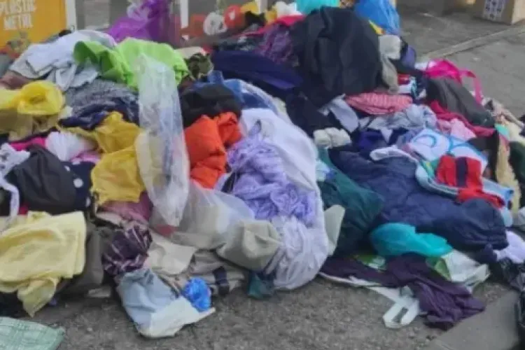 Se întâmplă aproape zilnic într-un cartier din Cluj-Napoca! Haine aruncate peste tot după ce hoții au dat iar lovitura