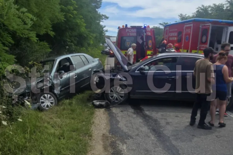 Accident grav la intrarea în Cojocna, Cluj, acum: Trei persoane au fost rănite. Martor: Se pare că sunt scurgeri de ulei și combustibil pe șosea! FOTO
