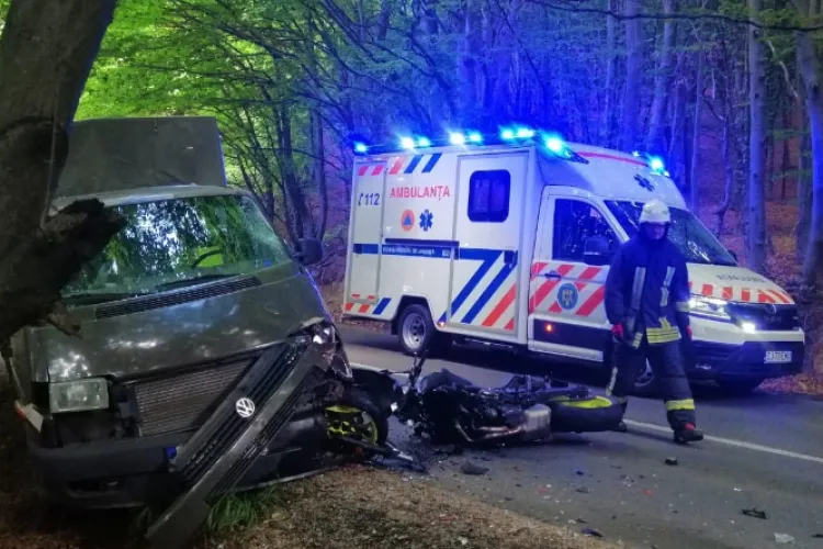 VIDEO. Accident grav în Făget! Un motociclist a fost implicat, iar traficul este complet blocat. Pompierii au intervenit de urgență 