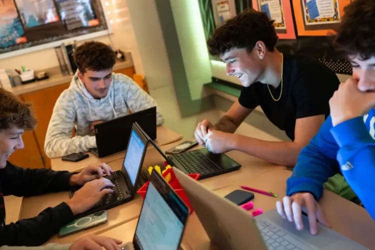 Clujul intră în istoria Inteligenței Artificiale! UBB găzduiește prima Olimpiadă Central-Europeană de AI și aduce cei mai buni liceeni ai continentului