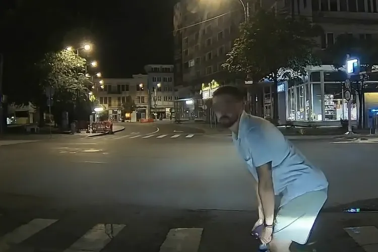 VIDEO. Un tânăr, nervos pe un șofer, a făcut azi-noapte „show” cu posteriorul pe o trecere de pietoni din Cluj. Finalul? Nici măcar nu a mai traversat!