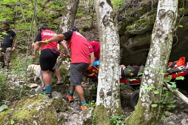 Turistă din Cluj-Napoca, salvată din Cheile Râmețului după o căzătură pe traseu. Intervenție dificilă a Salvamont Alba după ce fata a alunecat pe o potecă