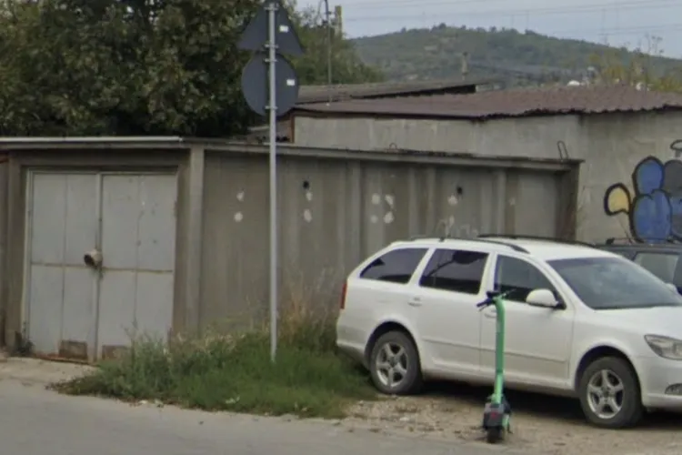 Doi oameni fără adăpost, s-au ascuns lângă niște garaje pe o stradă din Cluj: „Nu sunt răi, dar ne e teamă să trecem pe-acolo” spune un clujean revoltat
