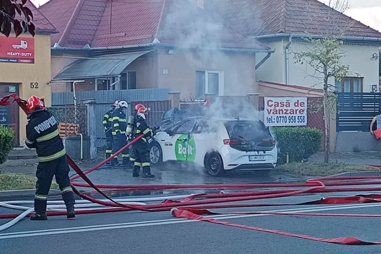 VIDEO. O mașină electrică Bolt a luat foc în Cluj-Napoca, pe strada Corneliu Coposu. Pompierii au intervenit rapid