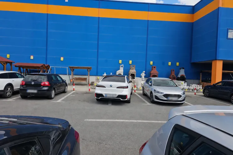 „Regele parcării” în Cluj-Napoca! Un șofer de BMW și-a lăsat bolidul pe două locuri, spre indignarea celorlalți șoferi