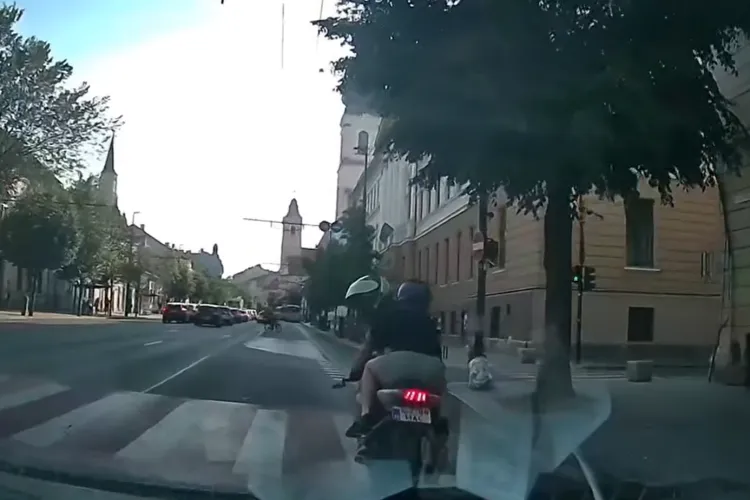VIDEO. Șofer scos din minți pe banda de autobuz în centrul Clujului de un motociclist. Numărul de înjurături pe secundă îl depășește pe cel al cuvintelor!