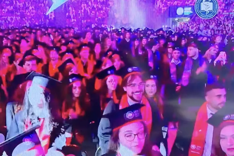 VIDEO. Un profesor de la UMF Cluj, mesaj emoționant pentru absolvenți, transmis chiar în ziua ceremoniei: „Suntem mândri de voi!”