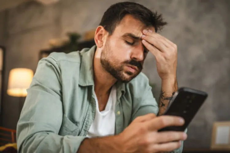 Escrocii trimit SMS-uri cu amenzi rutiere false! Șoferii riscă să rămână fără bani în cont după un singur click pe un link subios