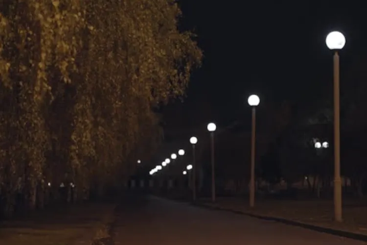 Întuneric beznă pe o stradă din Cluj-Napoca: De două nopți, oamenii merg cu telefonul drept lanternă ca să nu se accidenteze