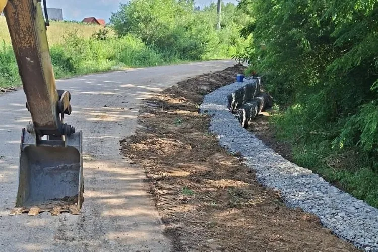 Lucrări ample pe un drum județean din Cluj: Aproape 10 kilometri de asfalt refăcuți, ca localnicii din mai multe sate să ajungă mai ușor la Dej
