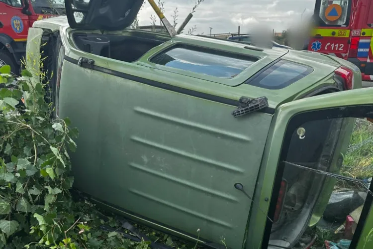 Accident grav în Cluj, în Mihai Viteazu, în urmă cu câteva momente. Un bărbat a rămas încarcerat după ce mașina în care era s-a răsturnat