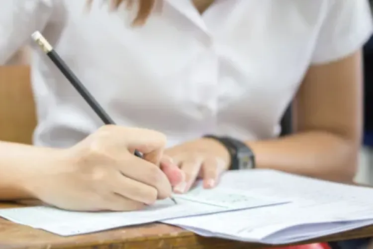 Vești excelente pentru absolvenții din 2026! Statul oferă aproape 2.000 de lei, dar trebuie îndeplinită o condiție importantă