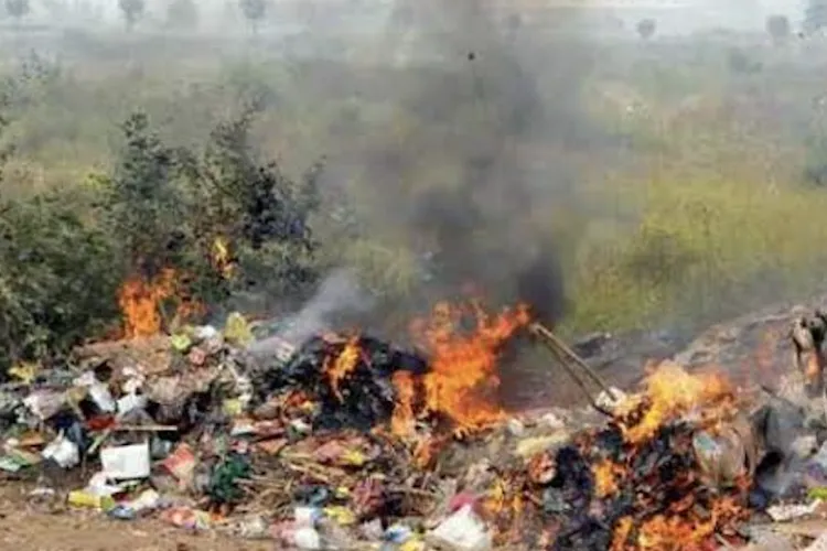 Fum, mizerie și gălăgie fără sfârșit pe o stradă din Cluj-Napoca: Vecinii, sufocați de focurile făcute cu resturi din demolări