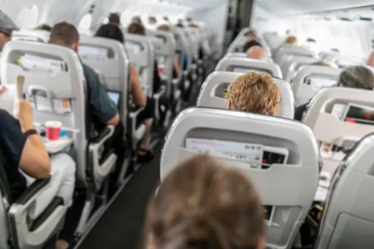 Schimbări importante pentru călătoriile cu avionul! Dispar unele taxe, iar despăgubirile vor fi acordate mai ușor