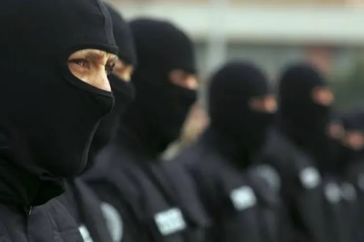 Descindere ca-n filme a mascaților în printre căminele din Hașdeu. Doi condamnați, prinși după ce stăteau ascunși într-o groapă camuflată. Unul a fost răni